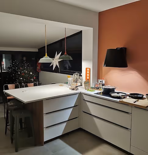 Intérieur de cuisine rénové avec mur de couleur orange